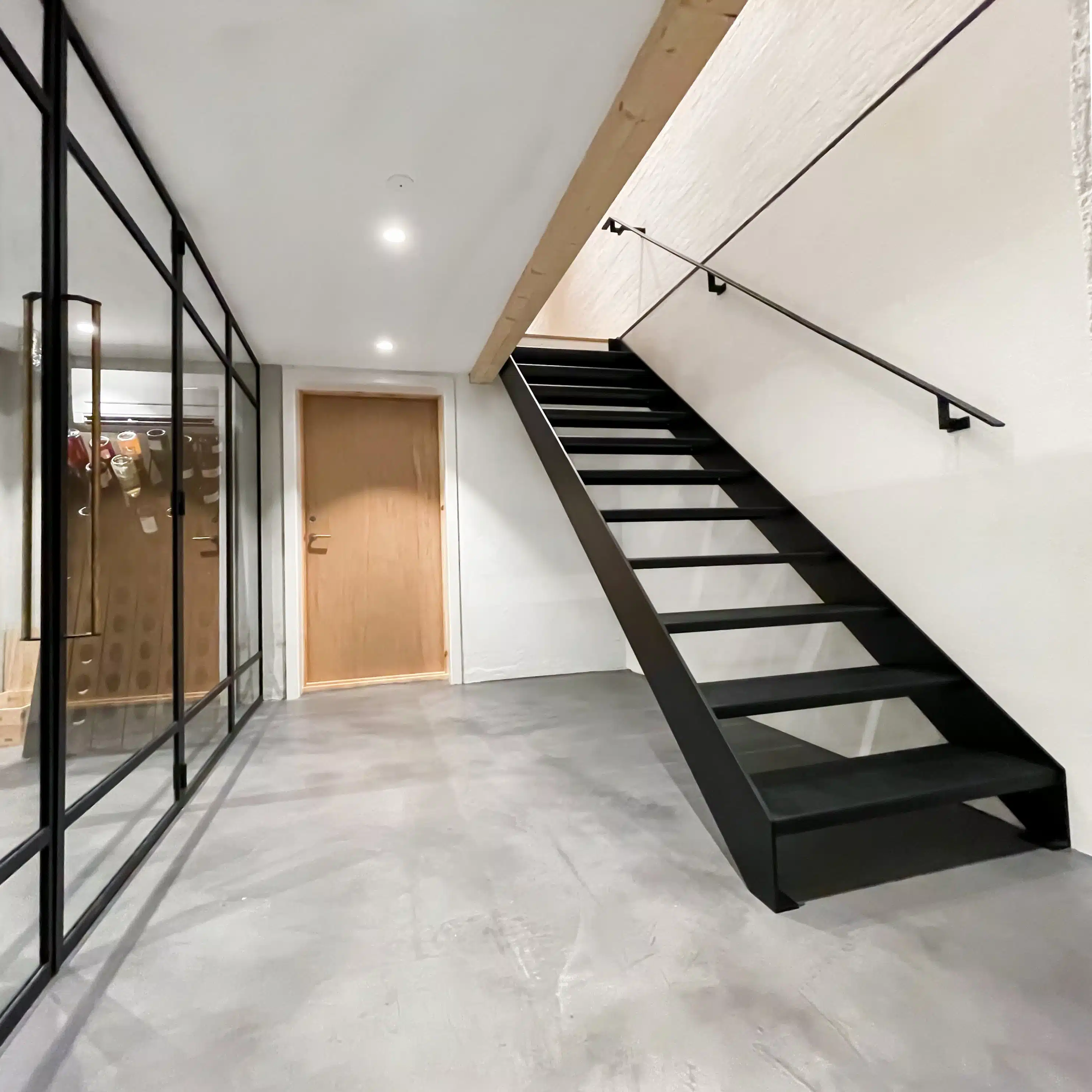 trappe-ståltrappe-trappe stål-trappeløsning-ligeløbstrappe-sort trappe