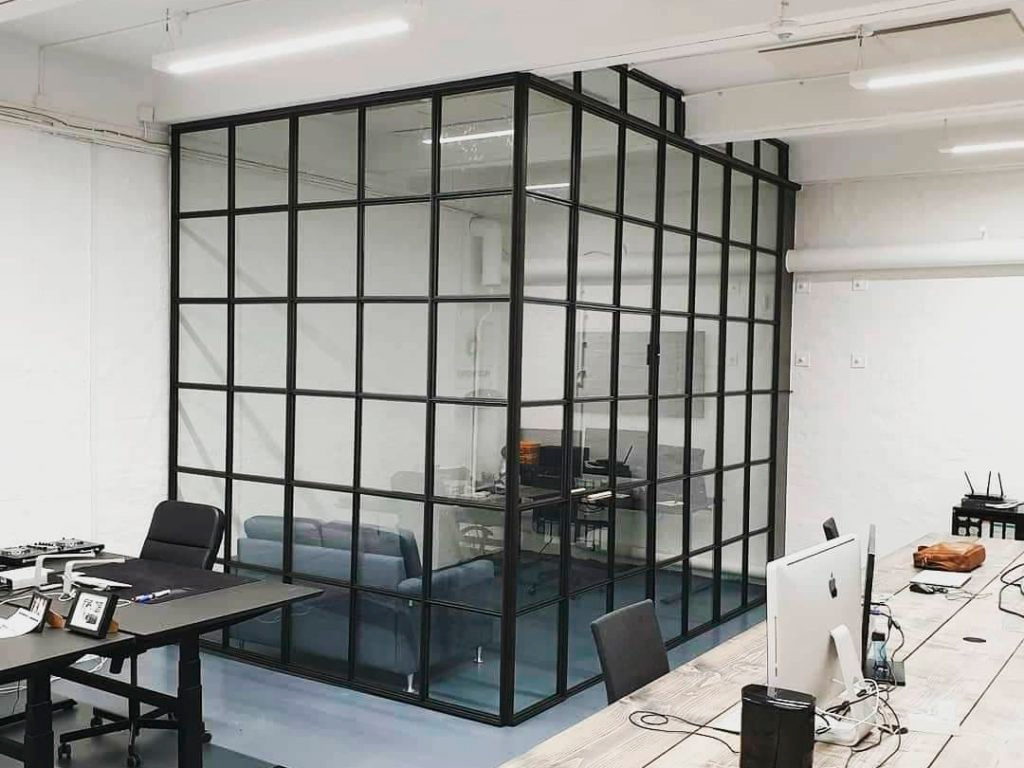 mødelokale-glasvæg ervherv-glasvæg-new yorkervæg-møderum-nyt kontor